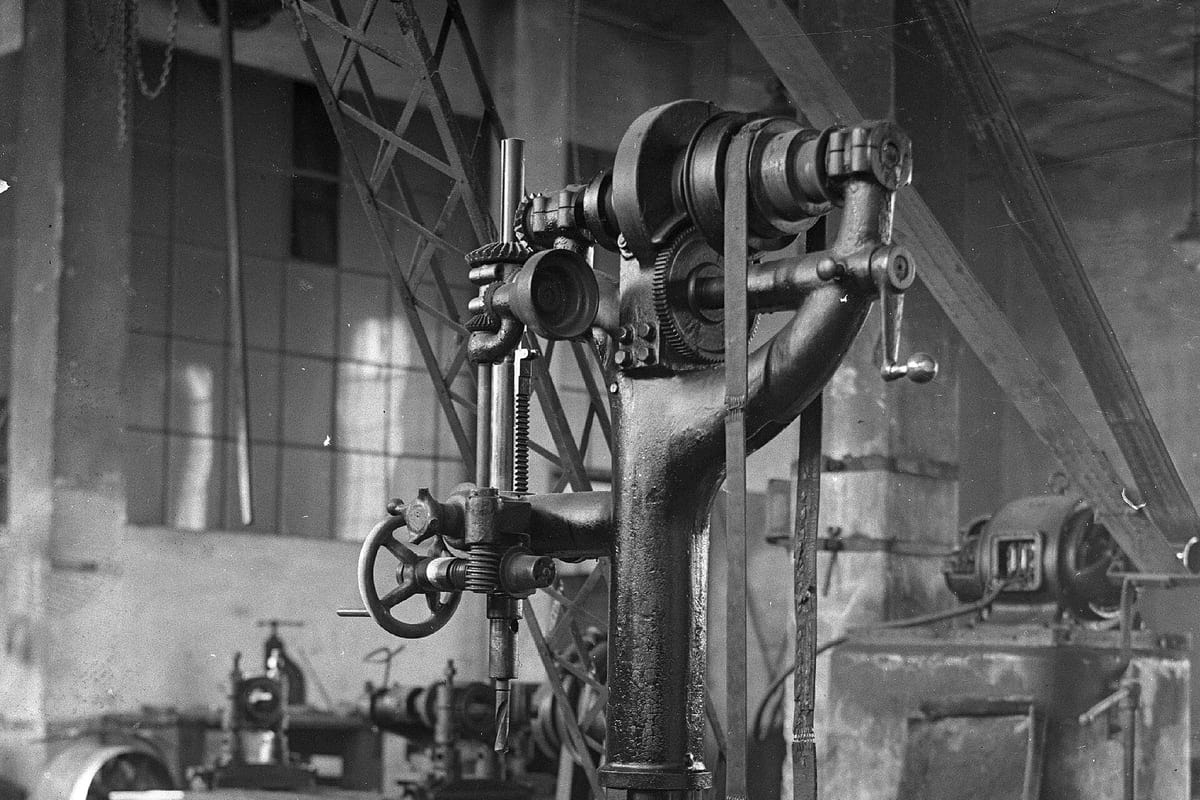 A 1916 workshop where machines are driven by belts from a shaft along the ceiling